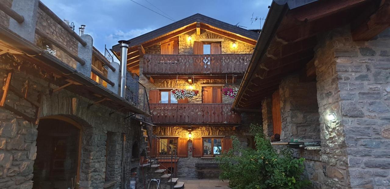 Suite Del Villaggio Sarre Ngoại thất bức ảnh